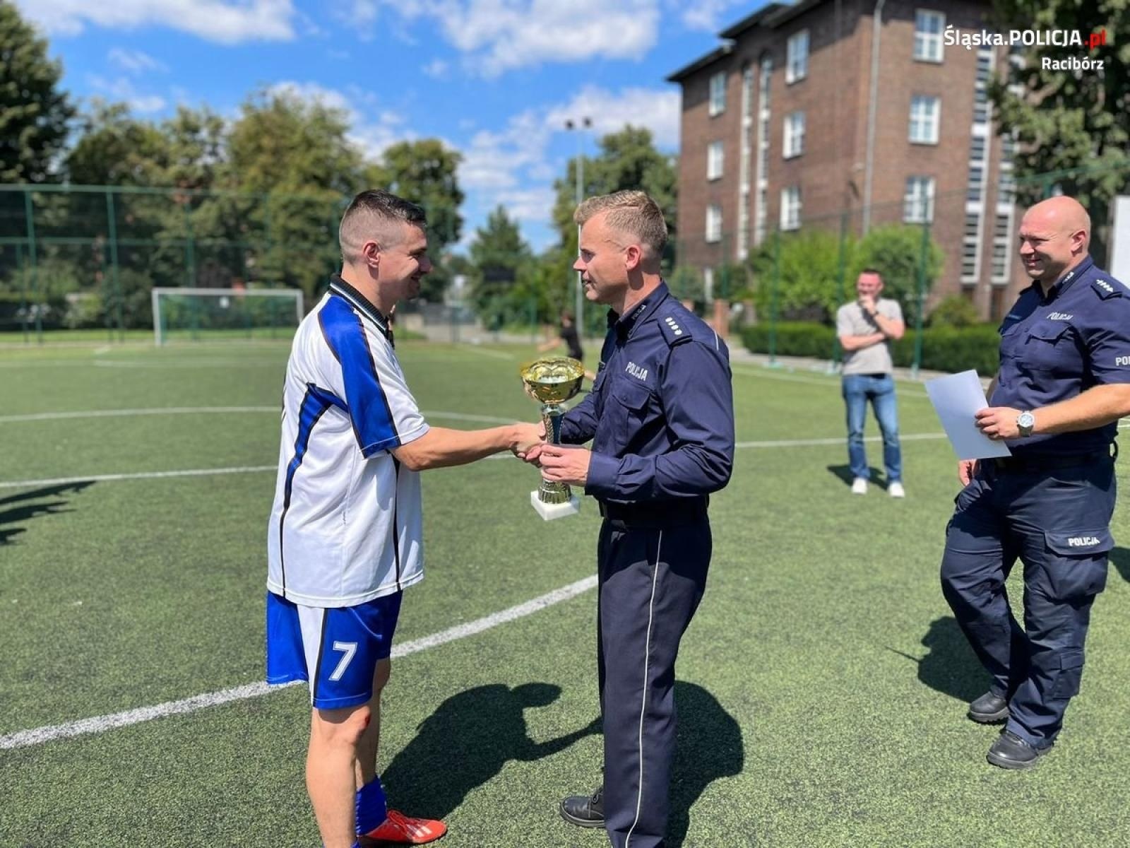 Zdjęcie w galerii na portalu naszraciborz.pl: Więziennicy z pucharem komendanta policji wiadomości z regionu