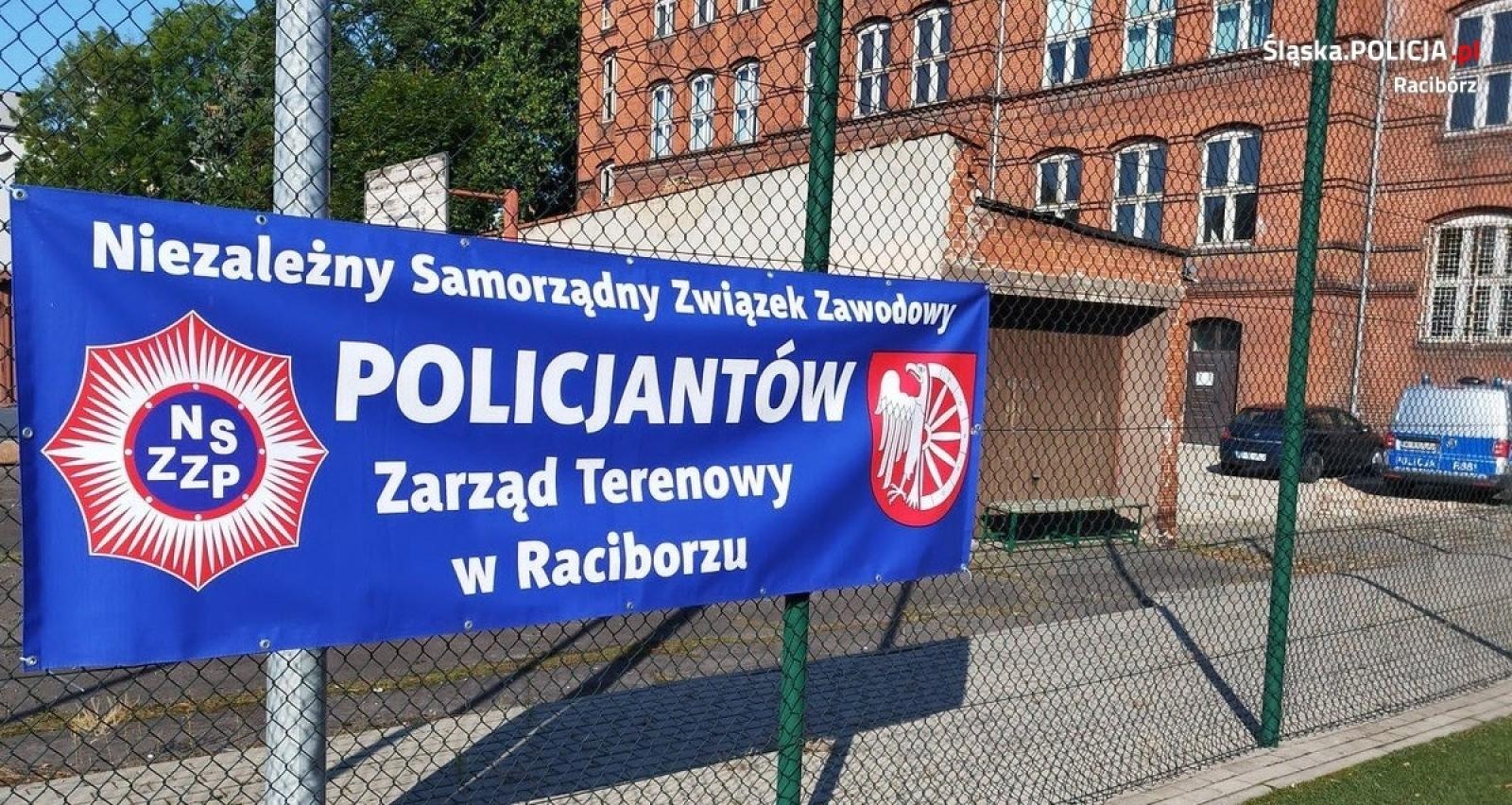 Zdjęcie w galerii na portalu naszraciborz.pl: Więziennicy z pucharem komendanta policji wiadomości z regionu