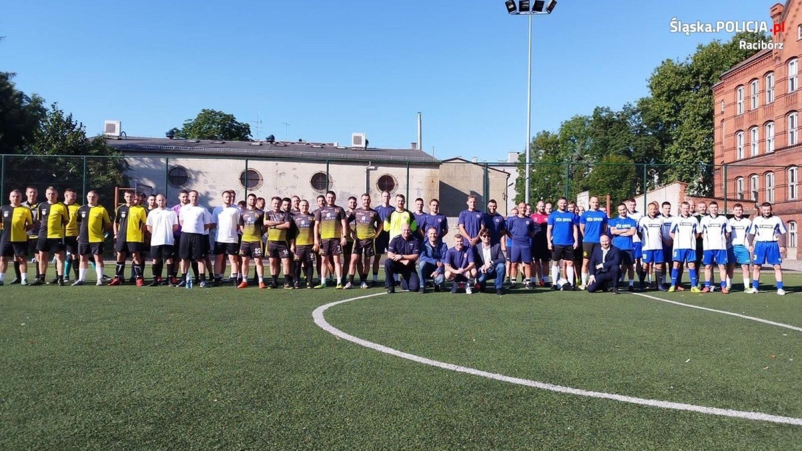 Zdjęcie w galerii na portalu naszraciborz.pl: Więziennicy z pucharem komendanta policji wiadomości z regionu