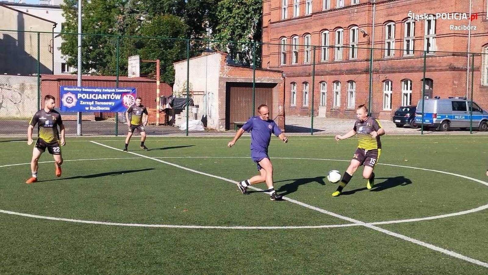 Zdjęcie w galerii na portalu naszraciborz.pl: Więziennicy z pucharem komendanta policji wiadomości z regionu