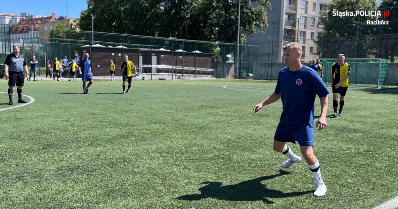 Zdjęcie w galerii na portalu naszraciborz.pl: Więziennicy z pucharem komendanta policji wiadomości z regionu