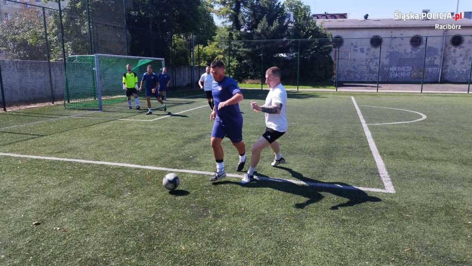 Zdjęcie w galerii na portalu naszraciborz.pl: Więziennicy z pucharem komendanta policji wiadomości z regionu