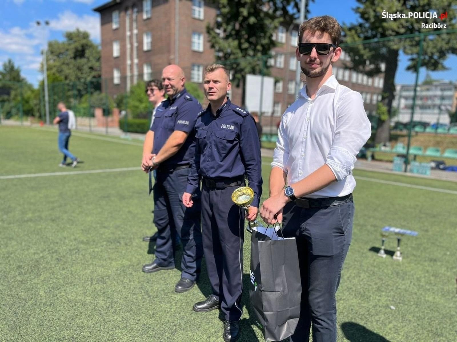 Zdjęcie w galerii na portalu naszraciborz.pl: Więziennicy z pucharem komendanta policji wiadomości z regionu