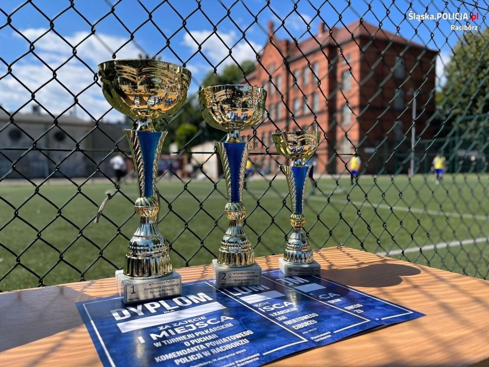 Zdjęcie w galerii na portalu naszraciborz.pl: Więziennicy z pucharem komendanta policji wiadomości z regionu