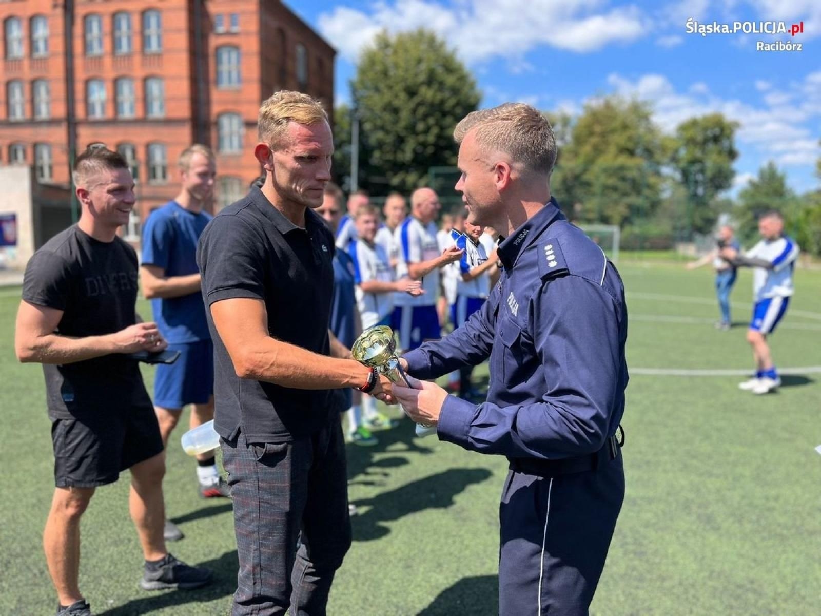 Zdjęcie w galerii na portalu naszraciborz.pl: Więziennicy z pucharem komendanta policji wiadomości z regionu
