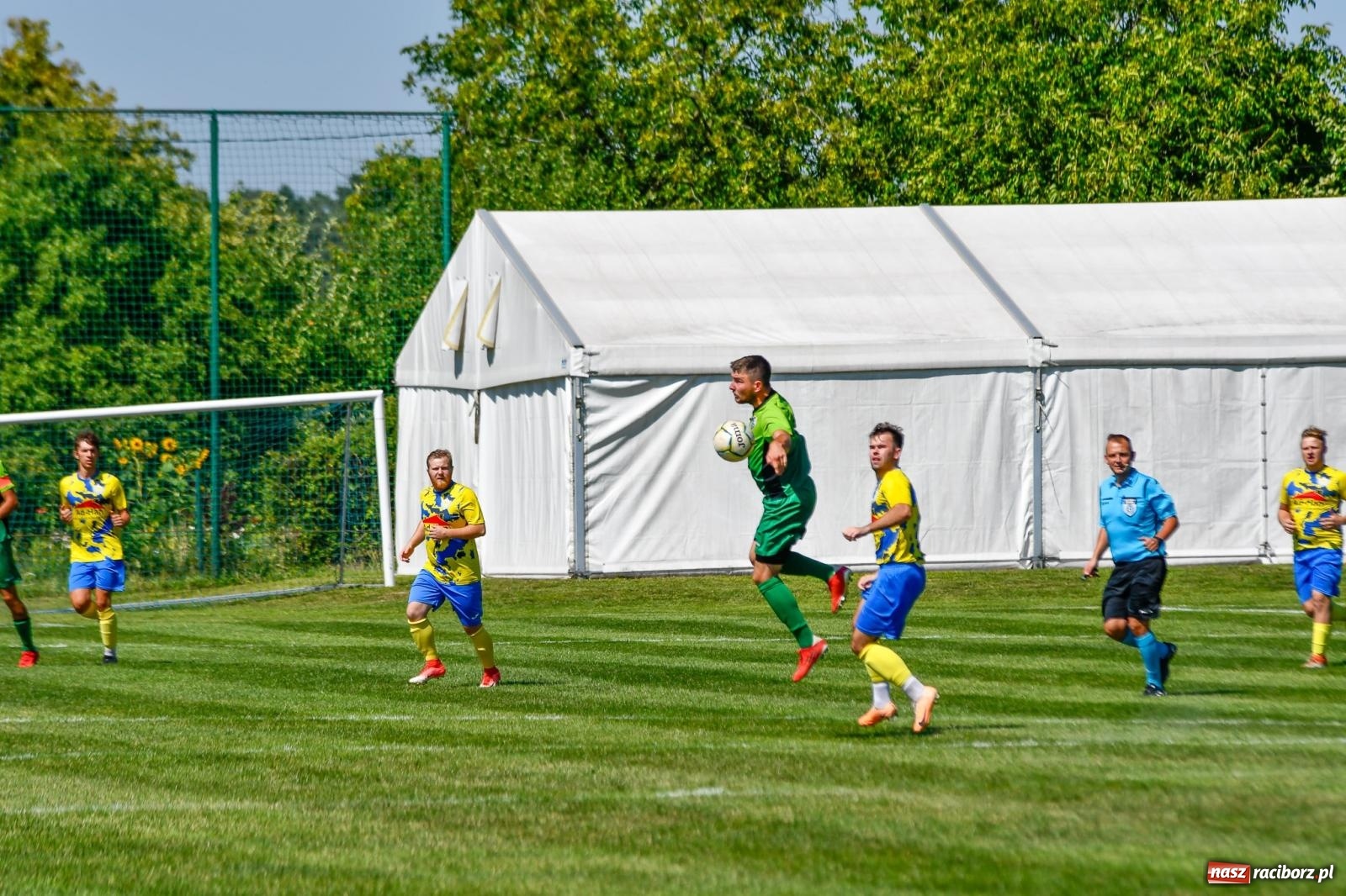 Zdjęcie w galerii na portalu naszraciborz.pl: Grad goli w Brzeziu. Gamów z trzema punktami wiadomości z regionu