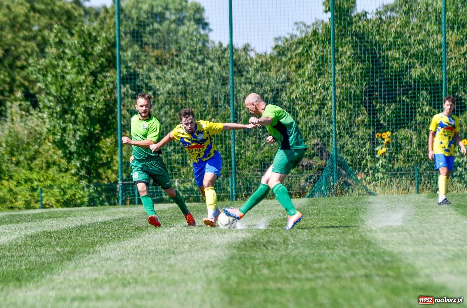 Zdjęcie w galerii na portalu naszraciborz.pl: Grad goli w Brzeziu. Gamów z trzema punktami wiadomości z regionu