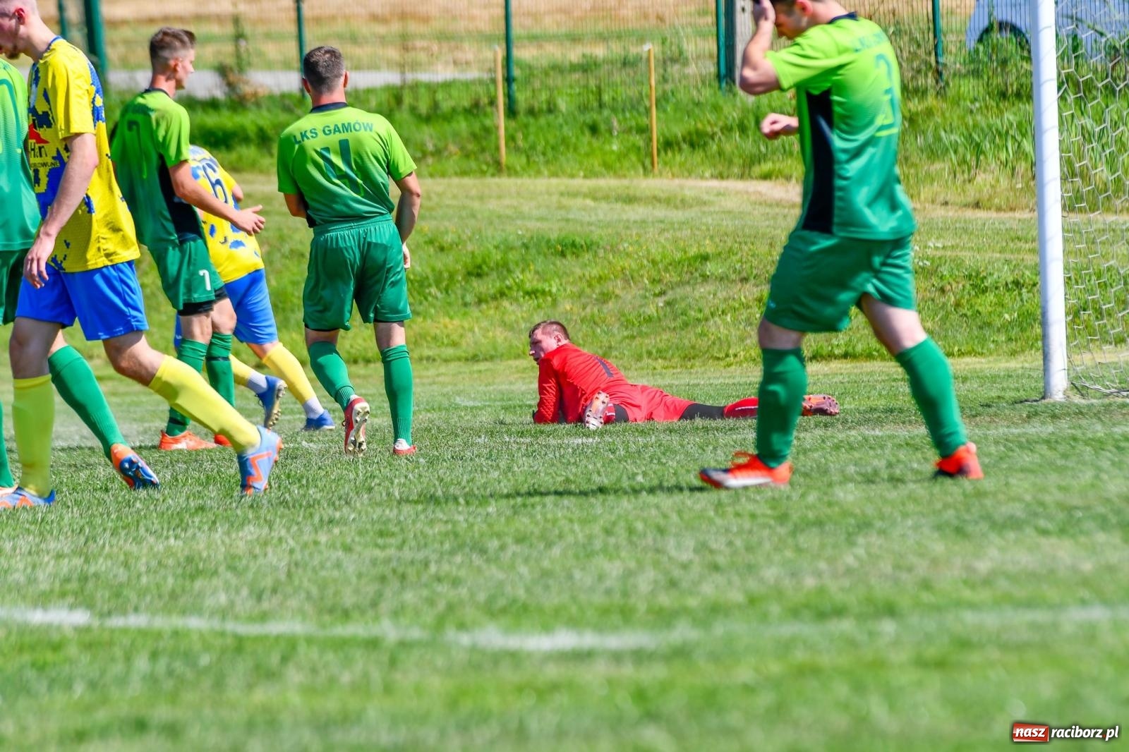 Zdjęcie w galerii na portalu naszraciborz.pl: Grad goli w Brzeziu. Gamów z trzema punktami wiadomości z regionu