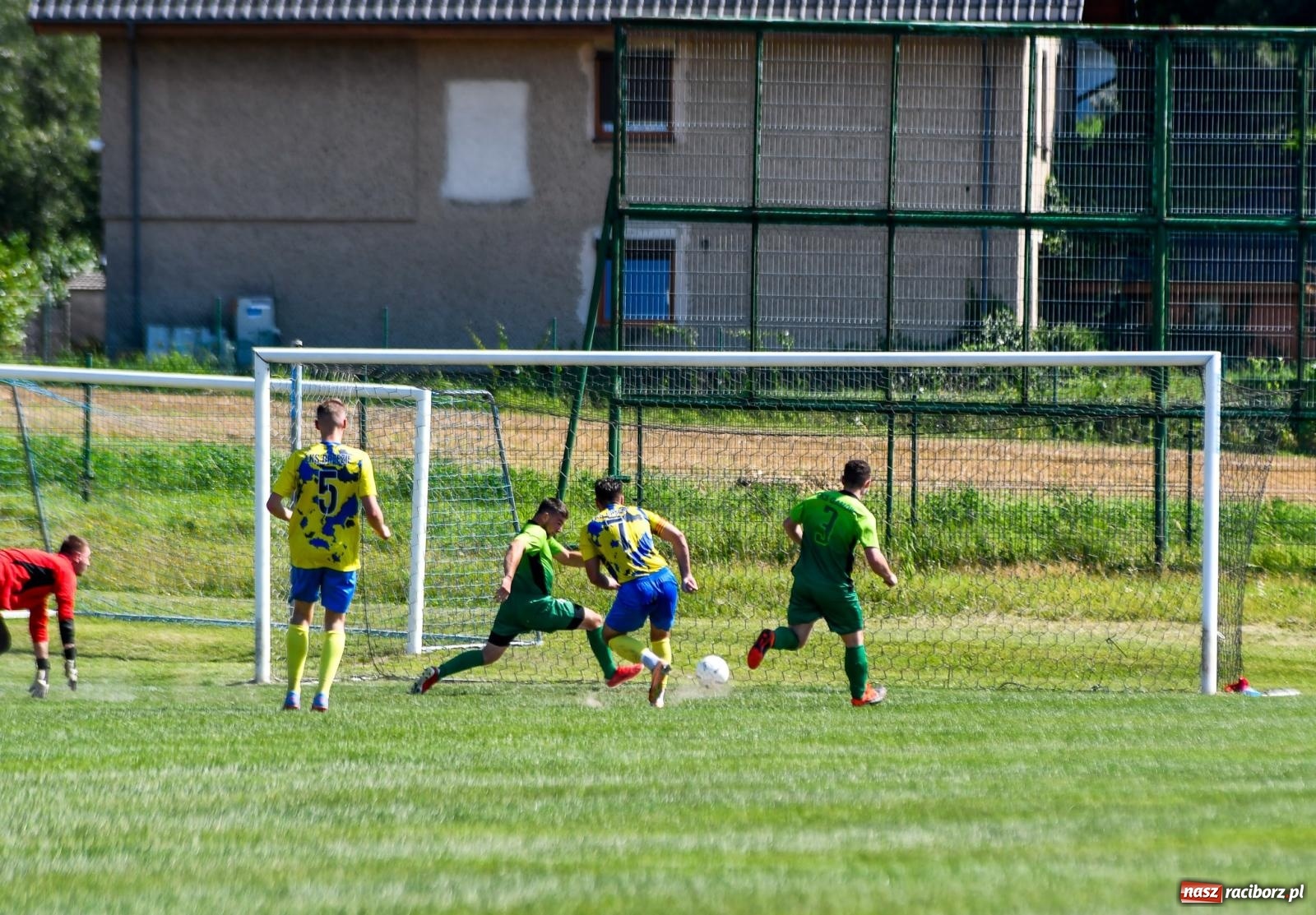 Zdjęcie w galerii na portalu naszraciborz.pl: Grad goli w Brzeziu. Gamów z trzema punktami wiadomości z regionu