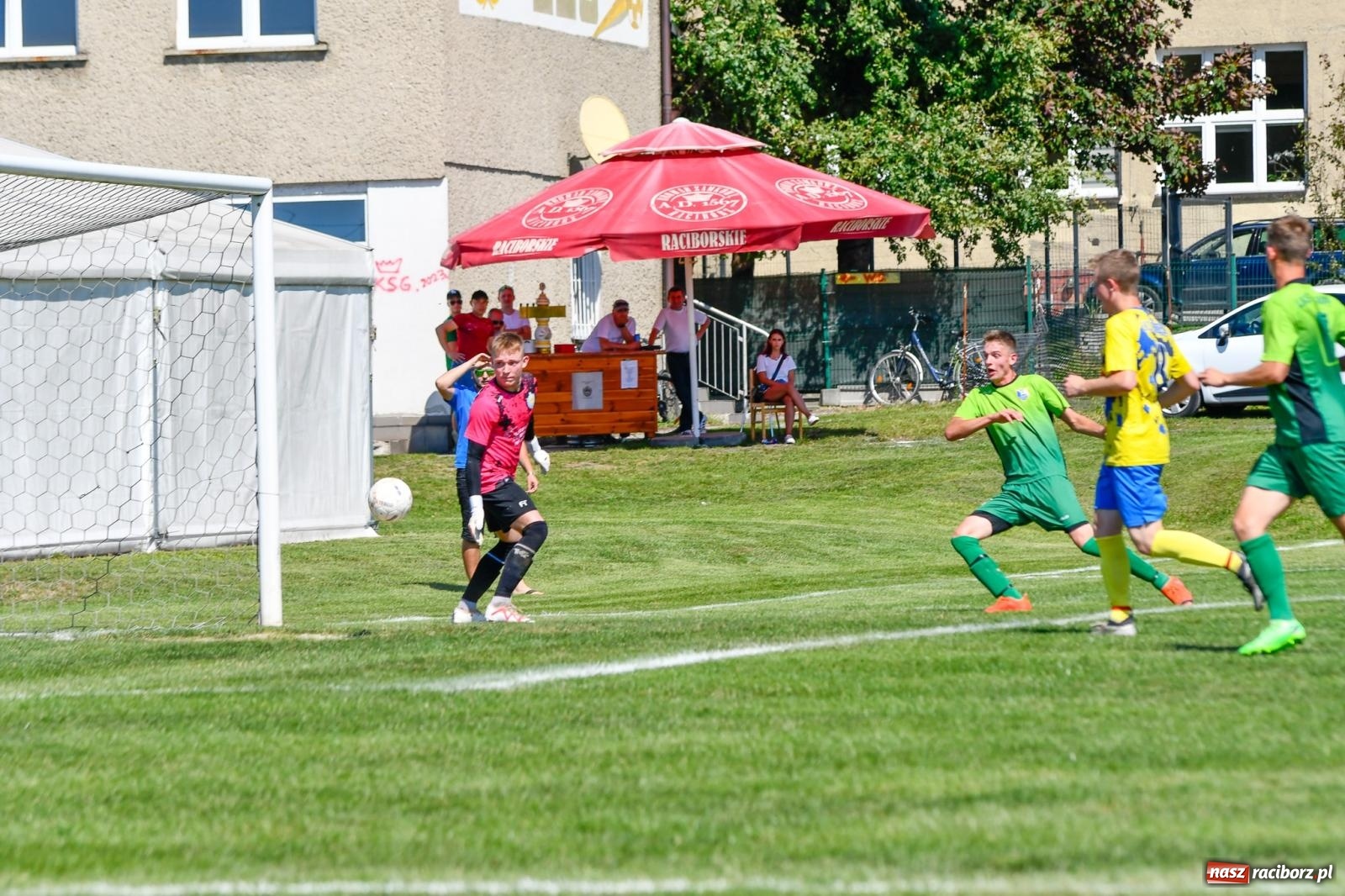 Zdjęcie w galerii na portalu naszraciborz.pl: Grad goli w Brzeziu. Gamów z trzema punktami wiadomości z regionu