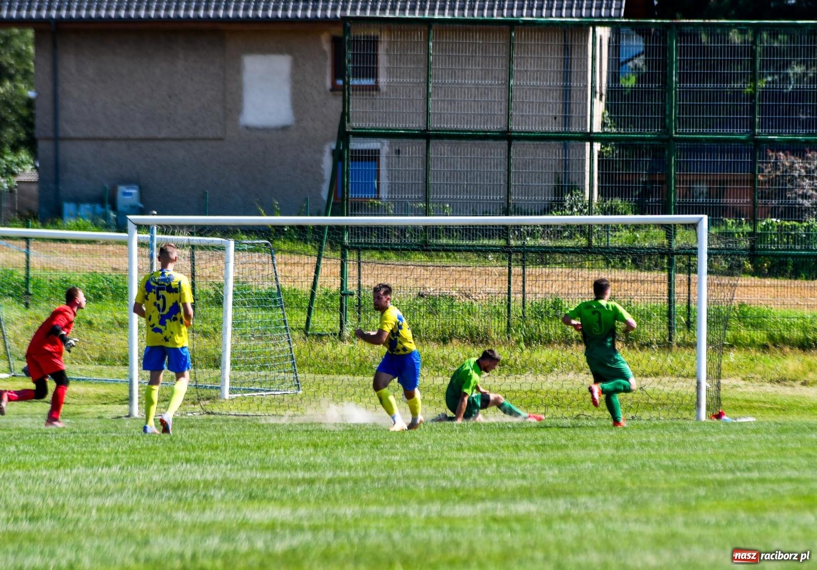 Zdjęcie w galerii na portalu naszraciborz.pl: Grad goli w Brzeziu. Gamów z trzema punktami wiadomości z regionu