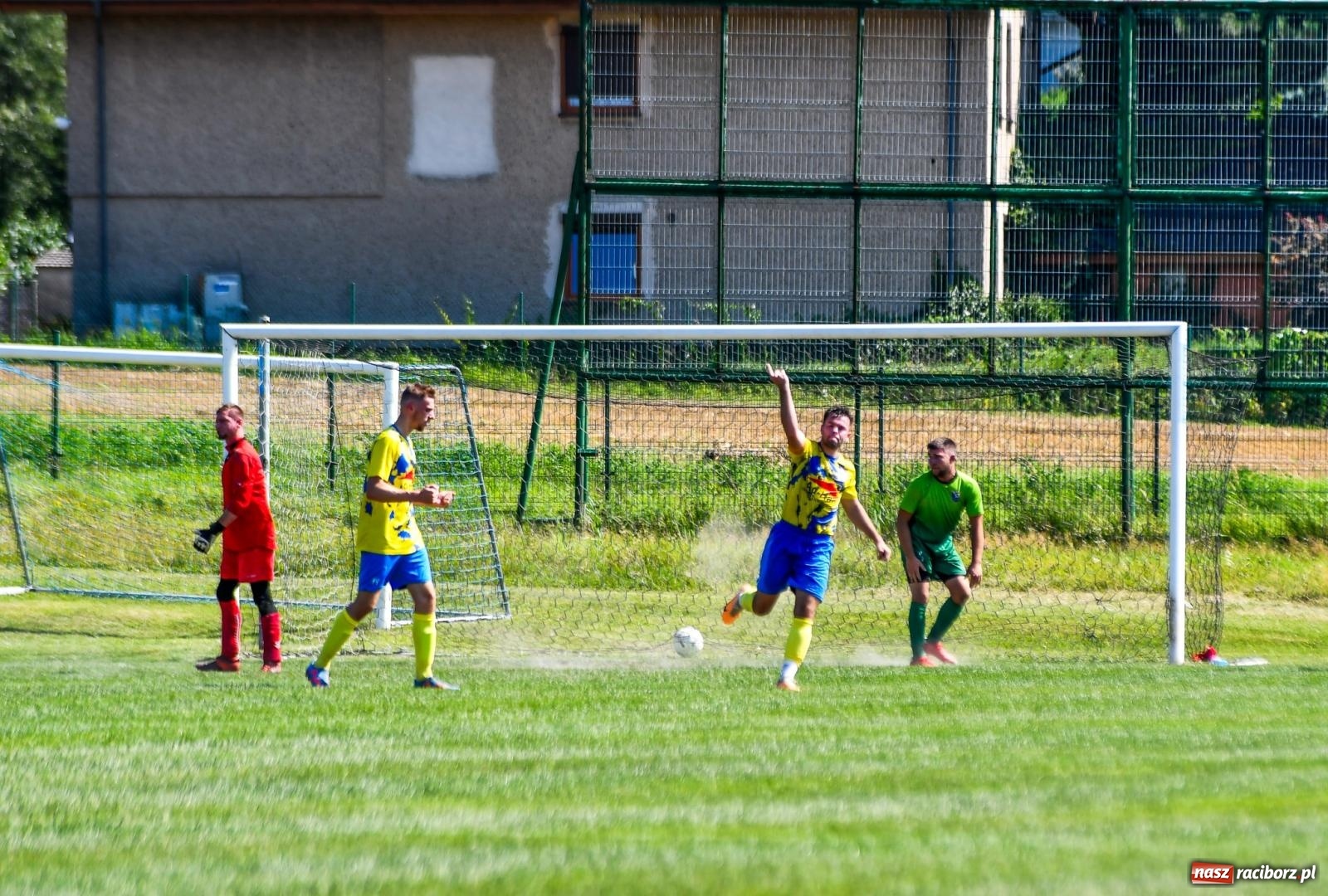 Zdjęcie w galerii na portalu naszraciborz.pl: Grad goli w Brzeziu. Gamów z trzema punktami wiadomości z regionu
