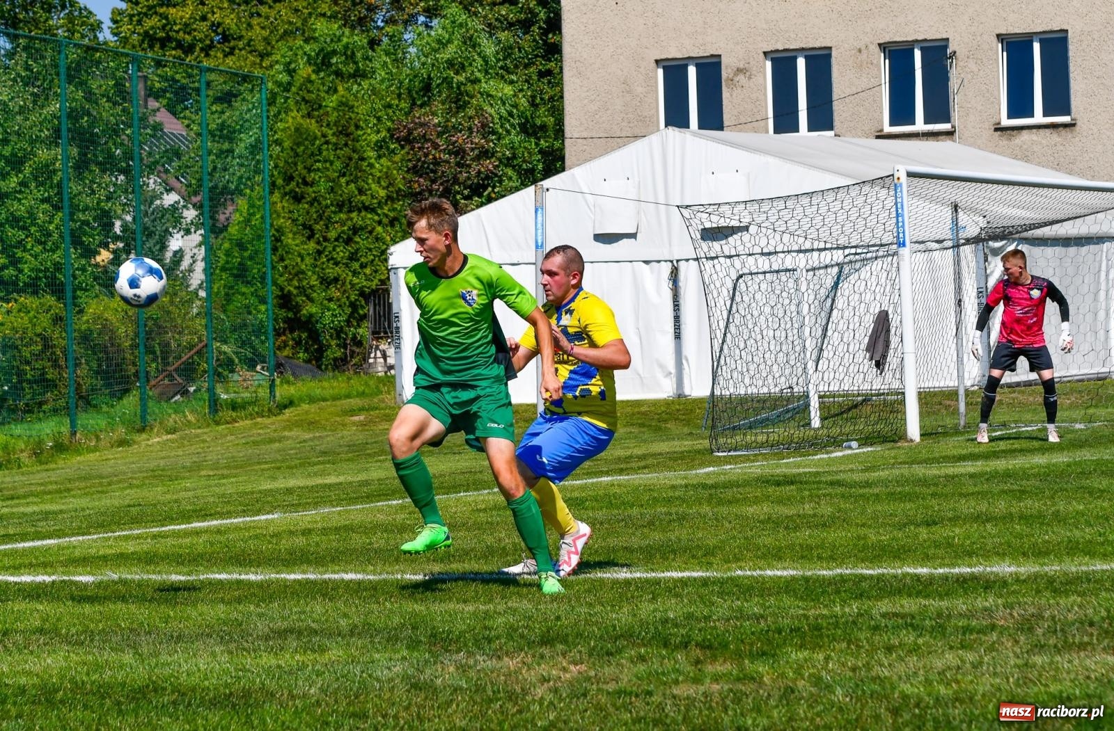 Zdjęcie w galerii na portalu naszraciborz.pl: Grad goli w Brzeziu. Gamów z trzema punktami wiadomości z regionu