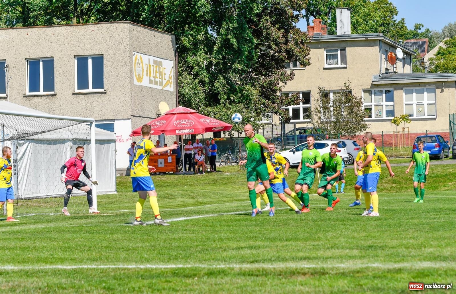 Zdjęcie w galerii na portalu naszraciborz.pl: Grad goli w Brzeziu. Gamów z trzema punktami wiadomości z regionu