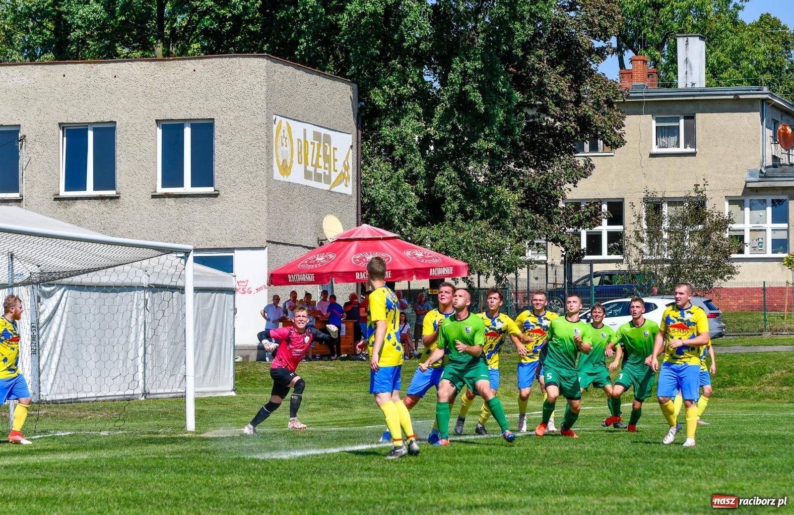 Zdjęcie w galerii na portalu naszraciborz.pl: Grad goli w Brzeziu. Gamów z trzema punktami wiadomości z regionu