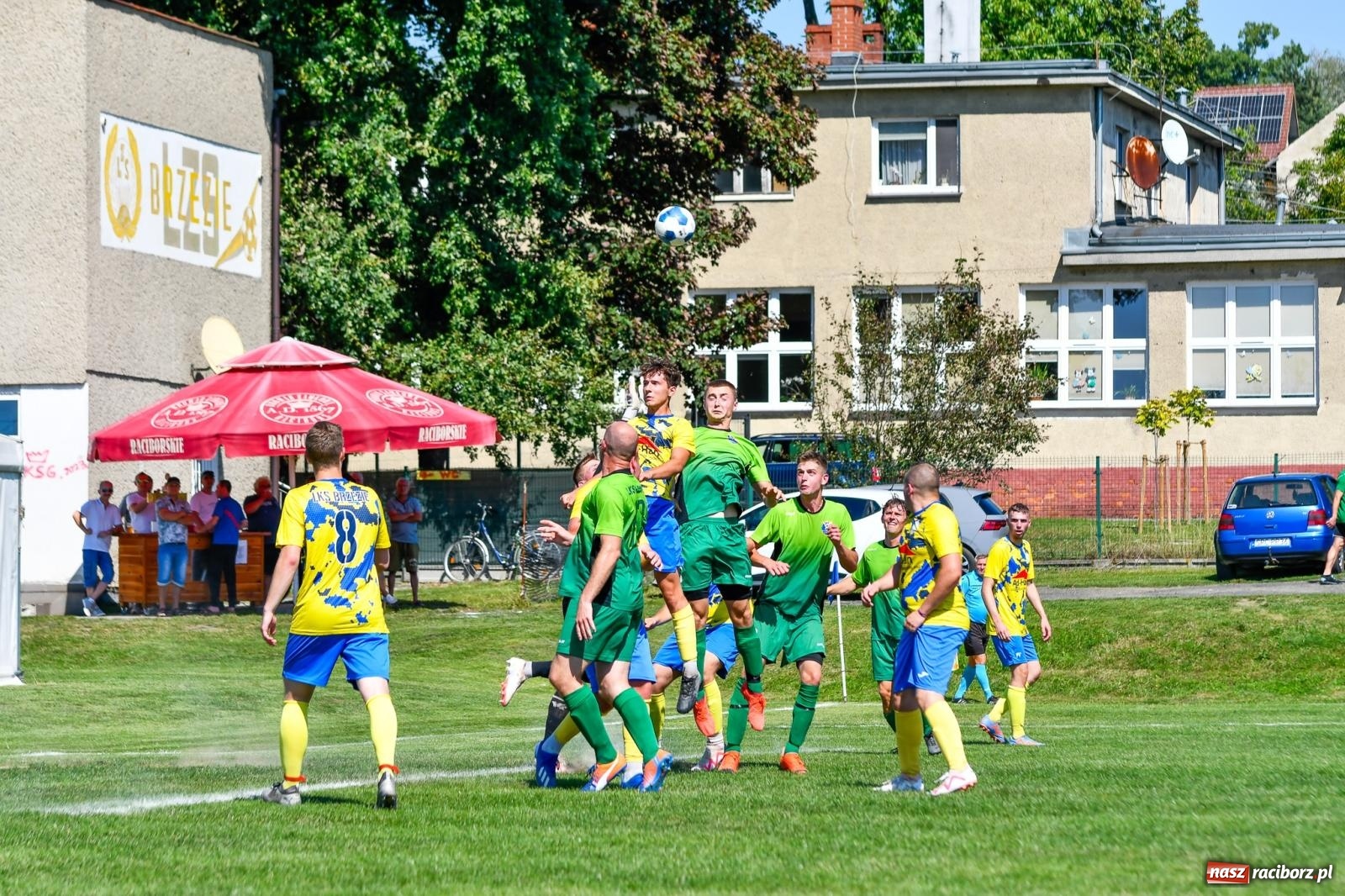 Zdjęcie w galerii na portalu naszraciborz.pl: Grad goli w Brzeziu. Gamów z trzema punktami wiadomości z regionu