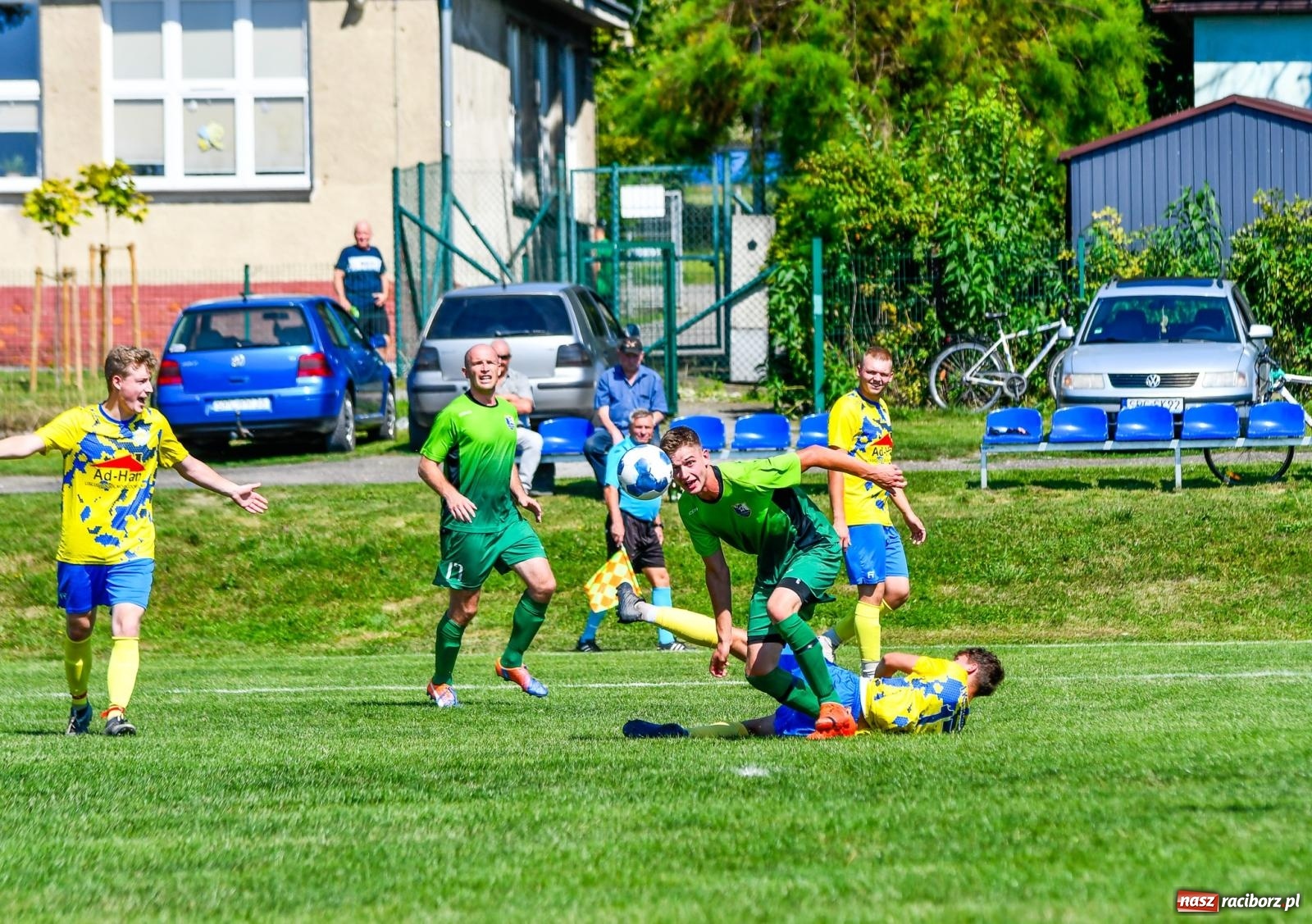 Zdjęcie w galerii na portalu naszraciborz.pl: Grad goli w Brzeziu. Gamów z trzema punktami wiadomości z regionu