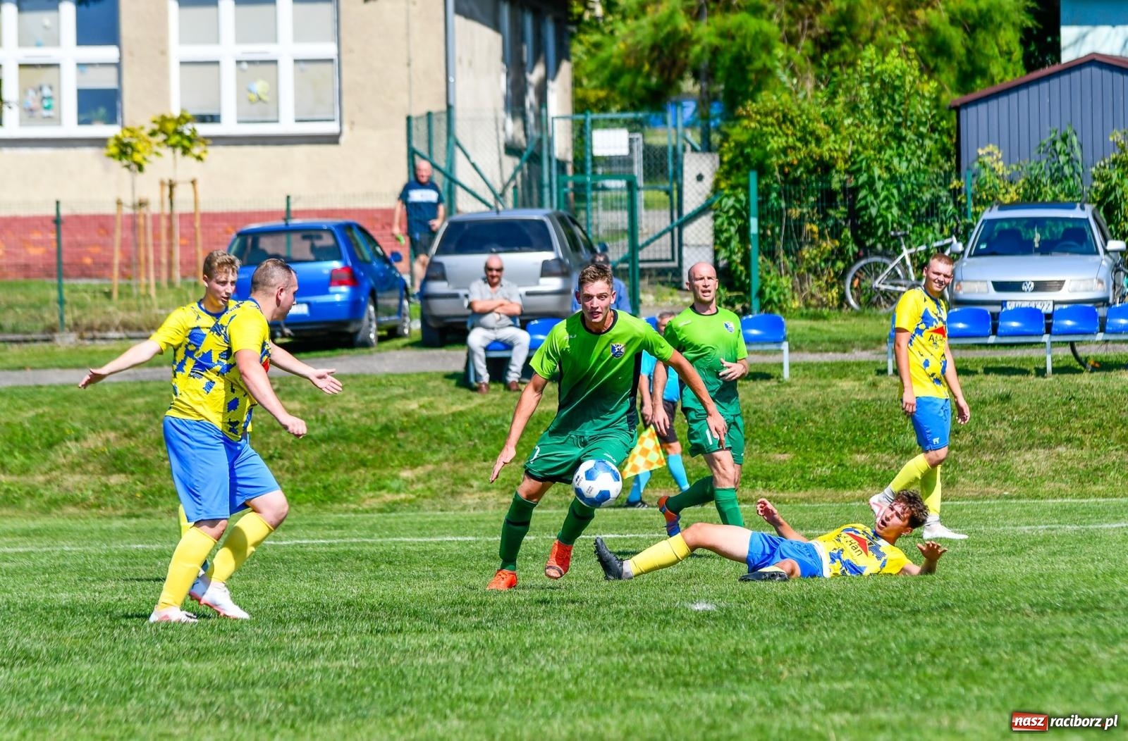 Zdjęcie w galerii na portalu naszraciborz.pl: Grad goli w Brzeziu. Gamów z trzema punktami wiadomości z regionu