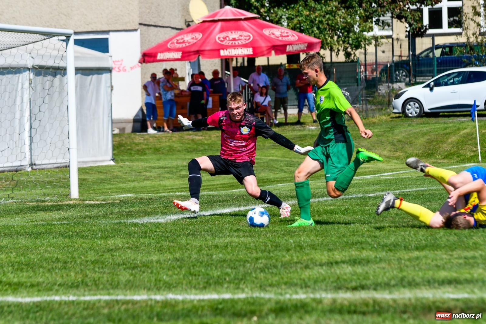 Zdjęcie w galerii na portalu naszraciborz.pl: Grad goli w Brzeziu. Gamów z trzema punktami wiadomości z regionu