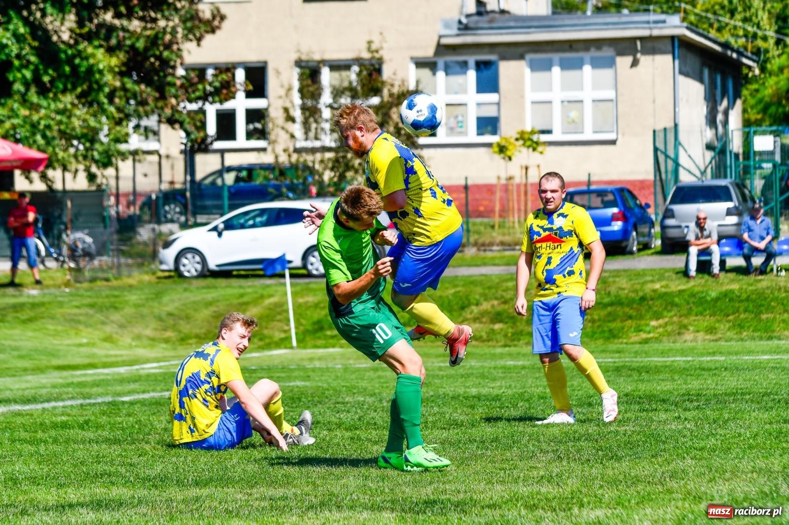 Zdjęcie w galerii na portalu naszraciborz.pl: Grad goli w Brzeziu. Gamów z trzema punktami wiadomości z regionu