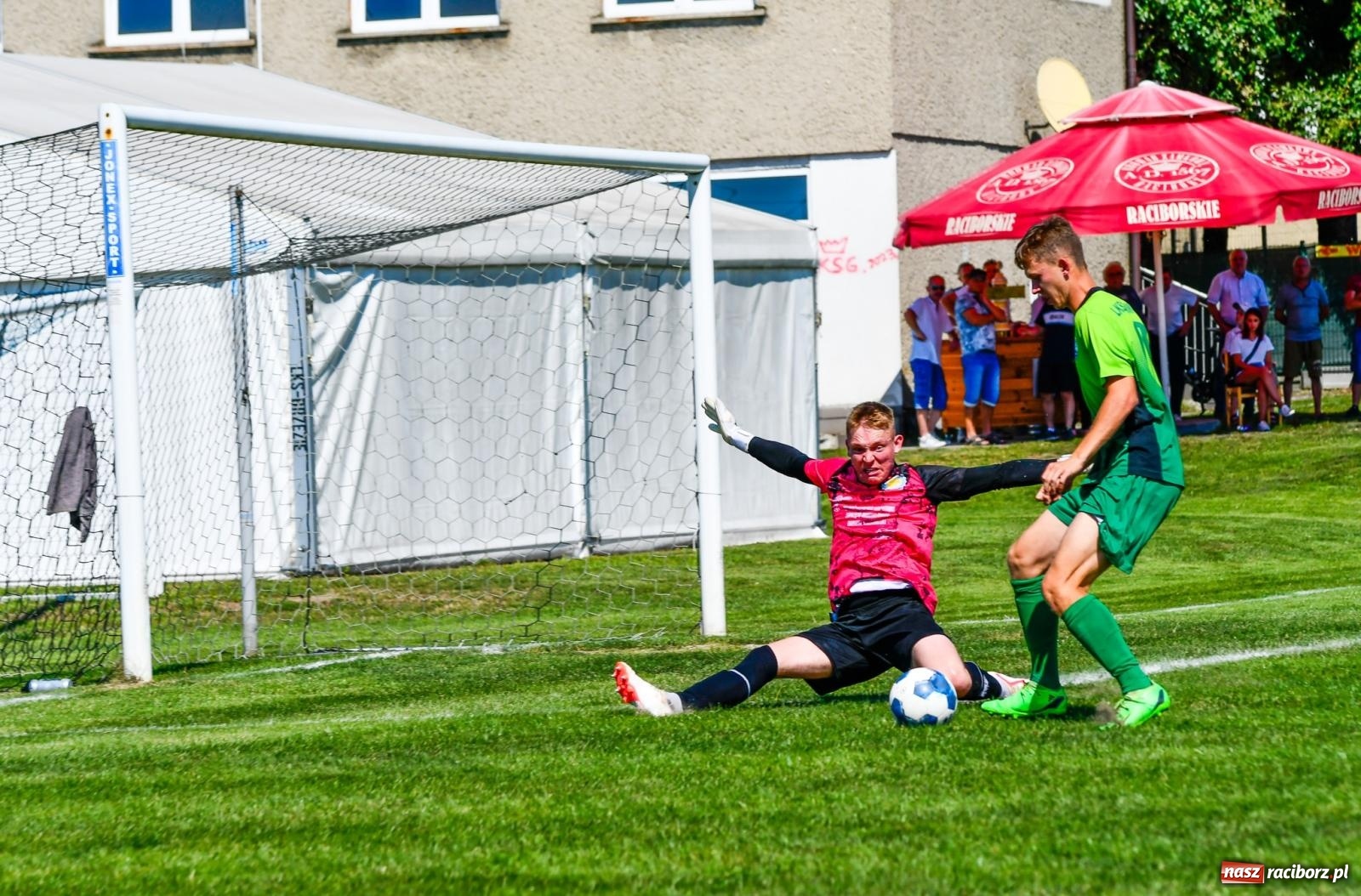 Zdjęcie w galerii na portalu naszraciborz.pl: Grad goli w Brzeziu. Gamów z trzema punktami wiadomości z regionu