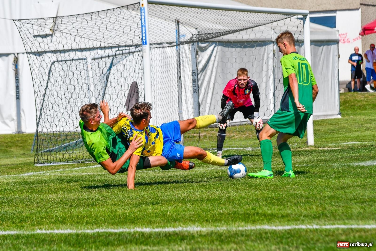 Zdjęcie w galerii na portalu naszraciborz.pl: Grad goli w Brzeziu. Gamów z trzema punktami wiadomości z regionu