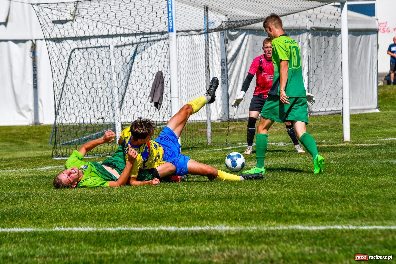 Zdjęcie w galerii na portalu naszraciborz.pl: Grad goli w Brzeziu. Gamów z trzema punktami wiadomości z regionu