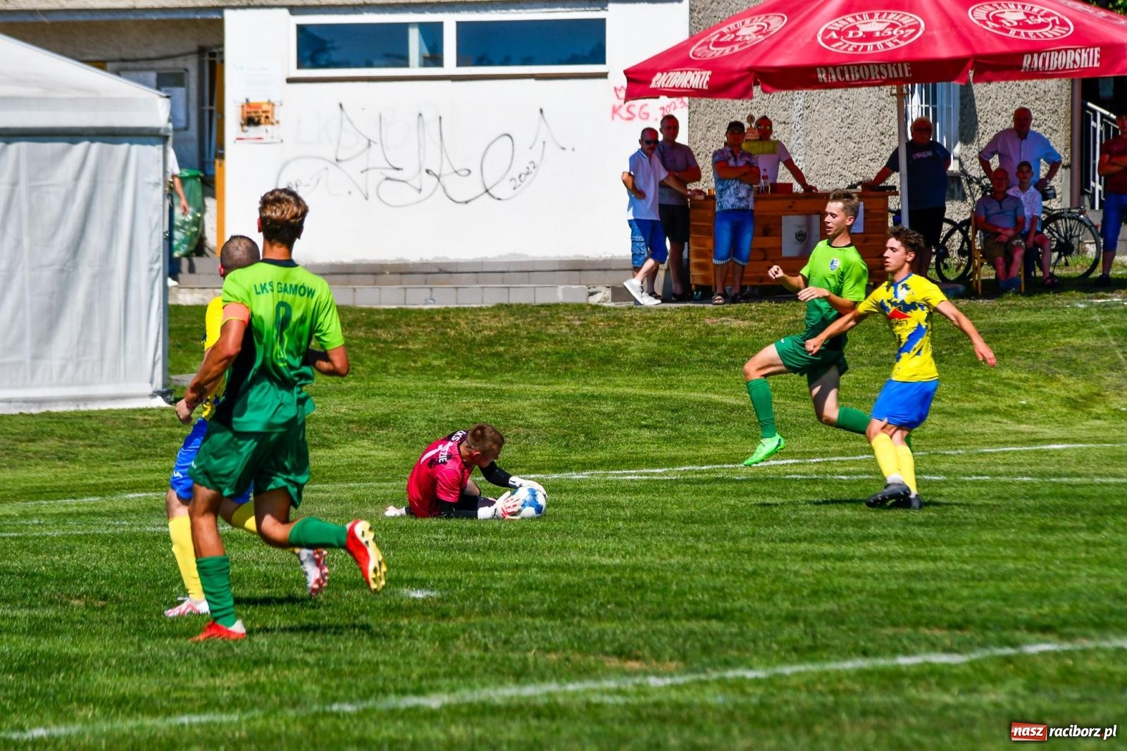 Zdjęcie w galerii na portalu naszraciborz.pl: Grad goli w Brzeziu. Gamów z trzema punktami wiadomości z regionu