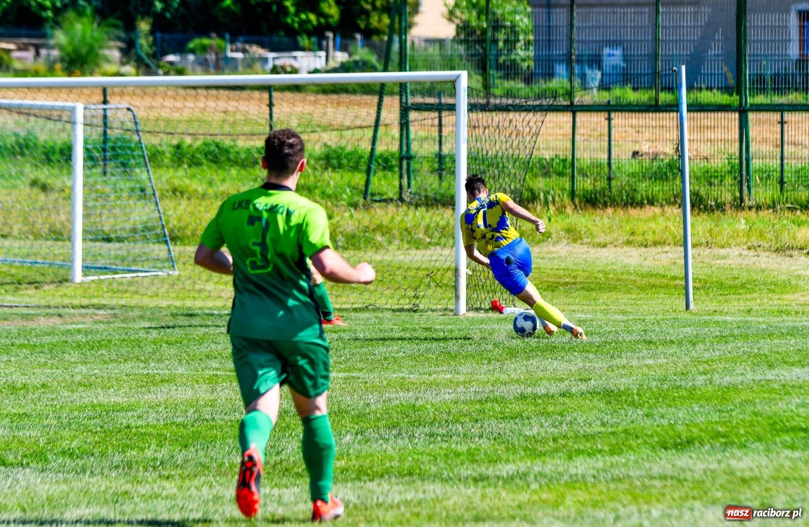 Zdjęcie w galerii na portalu naszraciborz.pl: Grad goli w Brzeziu. Gamów z trzema punktami wiadomości z regionu