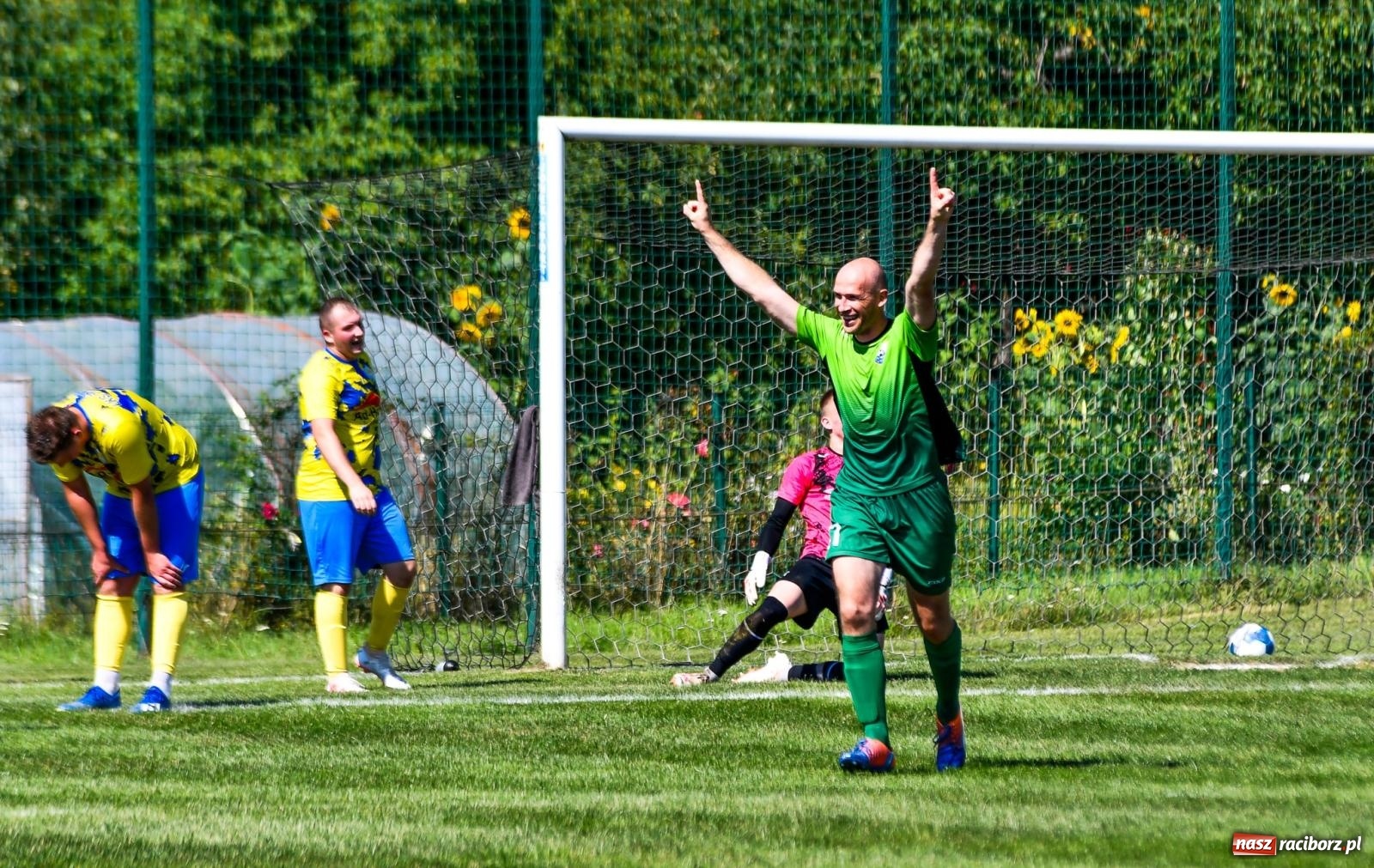 Zdjęcie w galerii na portalu naszraciborz.pl: Grad goli w Brzeziu. Gamów z trzema punktami wiadomości z regionu