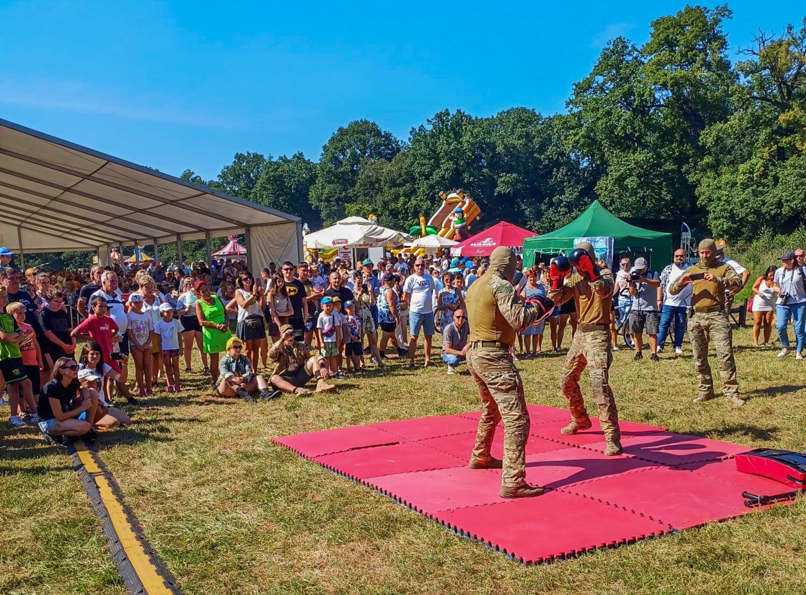 Zdjęcie w galerii na portalu naszraciborz.pl: Tłumy na pikniku mundurowych w Rudach [FOTO] wiadomości z regionu