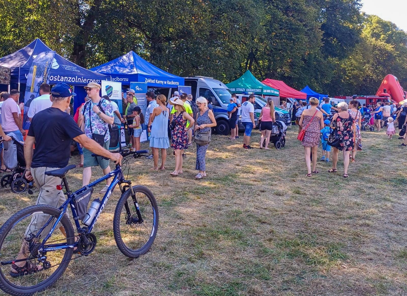 Zdjęcie w galerii na portalu naszraciborz.pl: Tłumy na pikniku mundurowych w Rudach [FOTO] wiadomości z regionu
