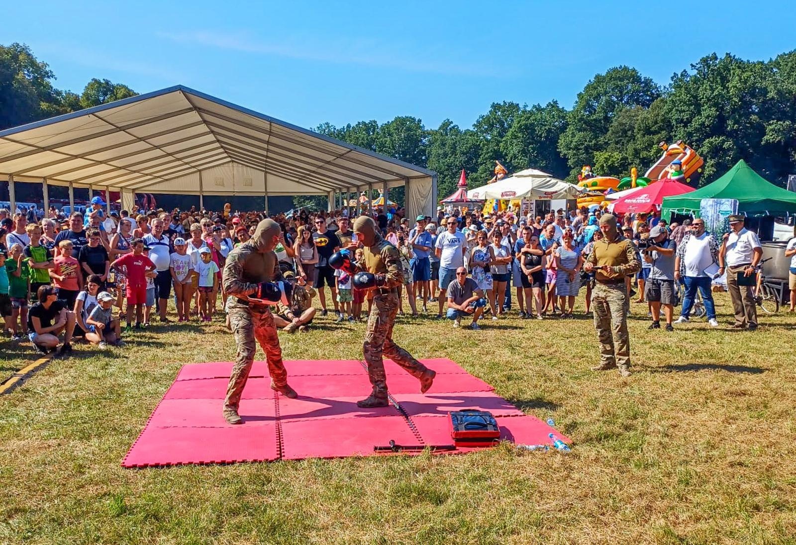 Zdjęcie w galerii na portalu naszraciborz.pl: Tłumy na pikniku mundurowych w Rudach [FOTO] wiadomości z regionu