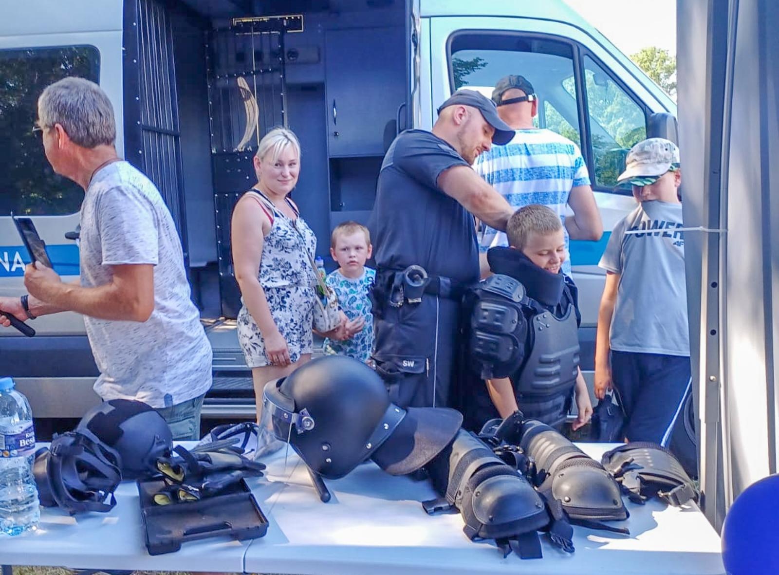 Zdjęcie w galerii na portalu naszraciborz.pl: Tłumy na pikniku mundurowych w Rudach [FOTO] wiadomości z regionu