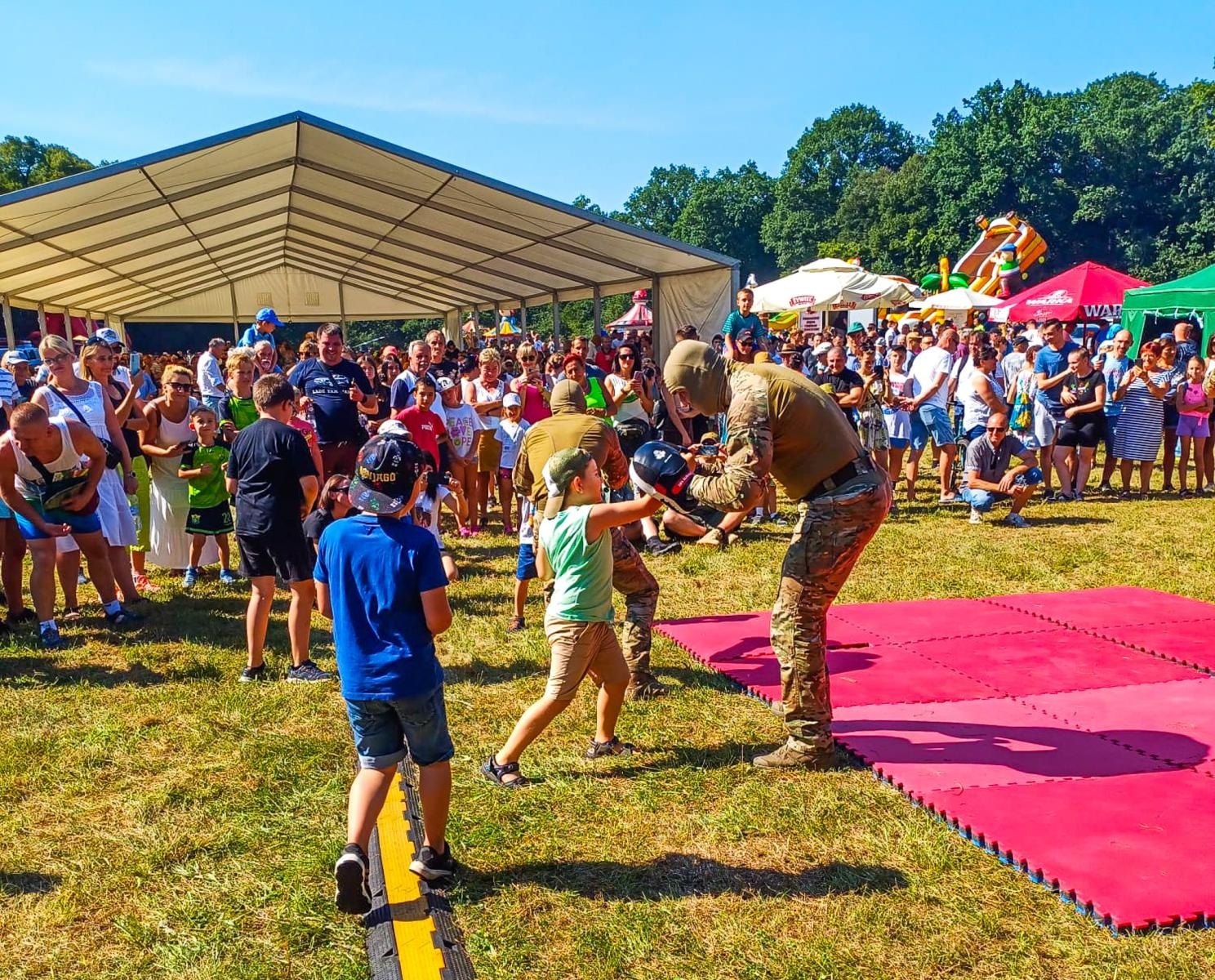 Zdjęcie w galerii na portalu naszraciborz.pl: Tłumy na pikniku mundurowych w Rudach [FOTO] wiadomości z regionu