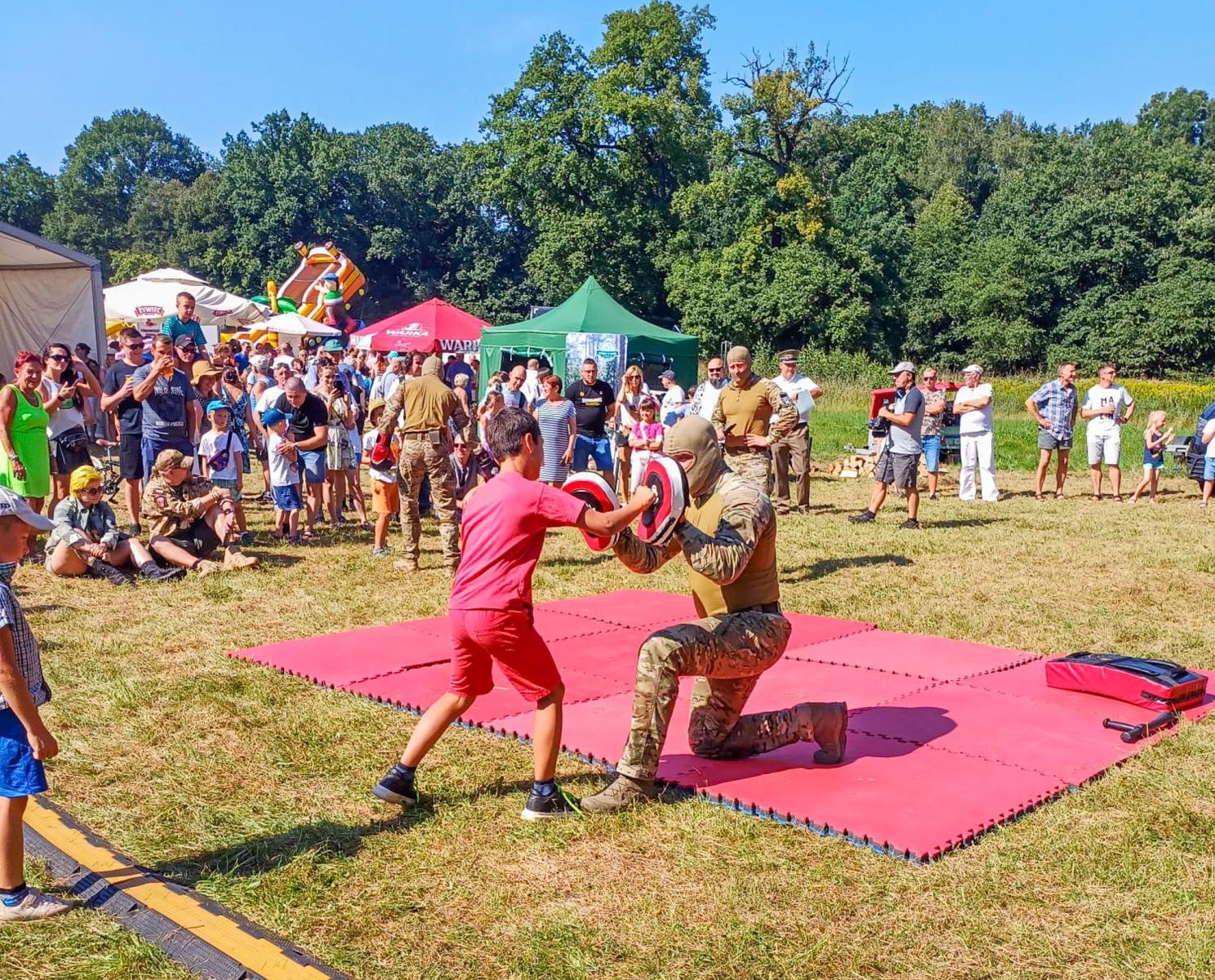 Zdjęcie w galerii na portalu naszraciborz.pl: Tłumy na pikniku mundurowych w Rudach [FOTO] wiadomości z regionu