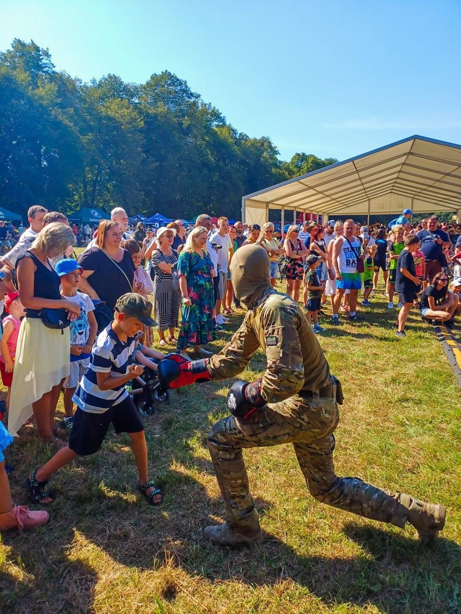 Zdjęcie w galerii na portalu naszraciborz.pl: Tłumy na pikniku mundurowych w Rudach [FOTO] wiadomości z regionu