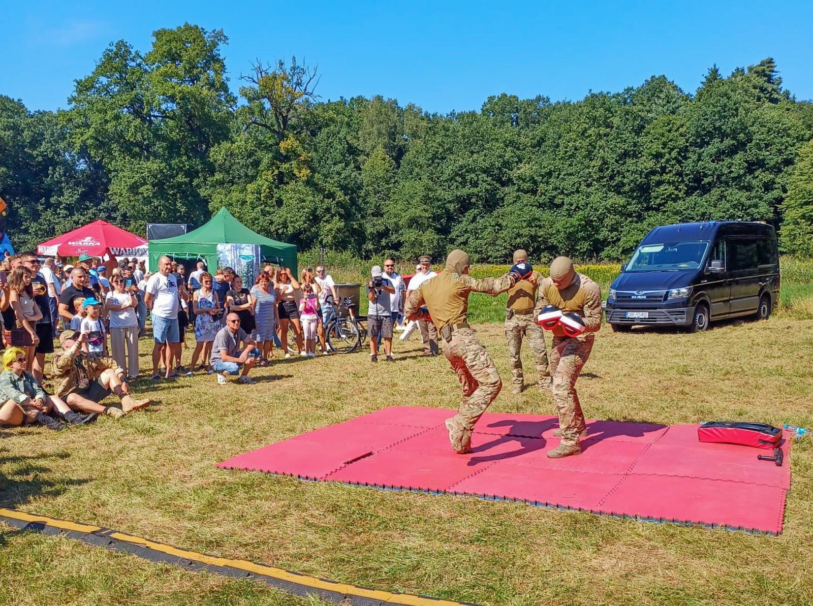 Zdjęcie w galerii na portalu naszraciborz.pl: Tłumy na pikniku mundurowych w Rudach [FOTO] wiadomości z regionu