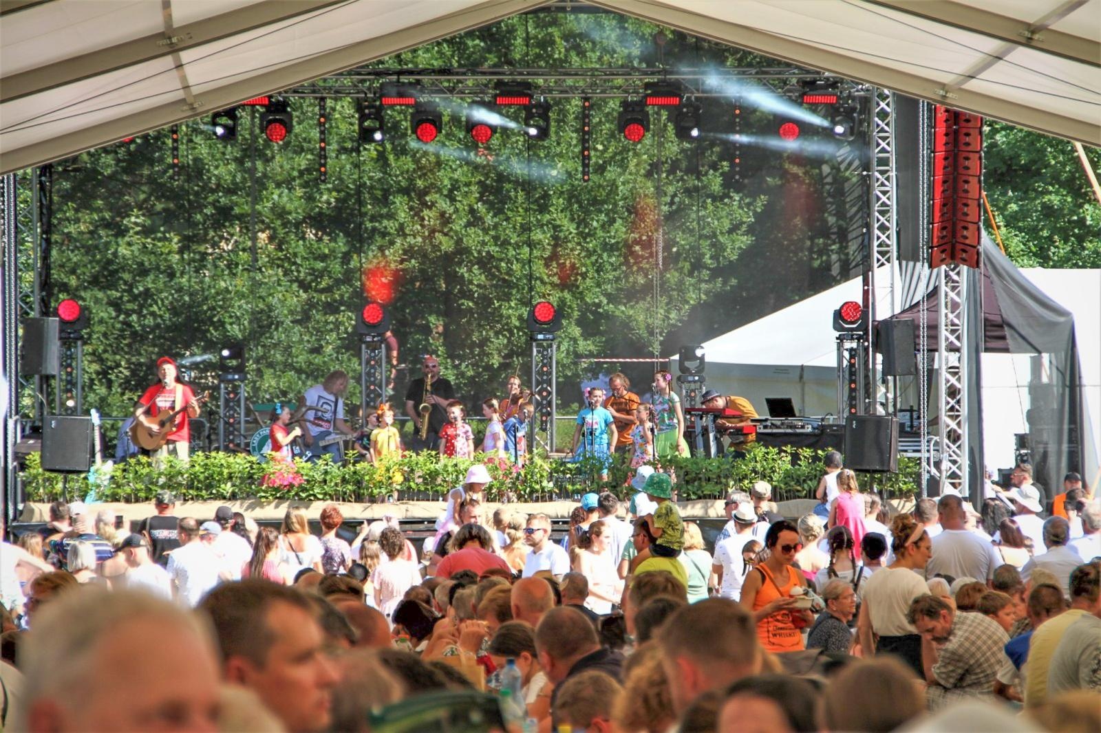 Zdjęcie w galerii na portalu naszraciborz.pl: Tłumy na pikniku mundurowych w Rudach [FOTO] wiadomości z regionu