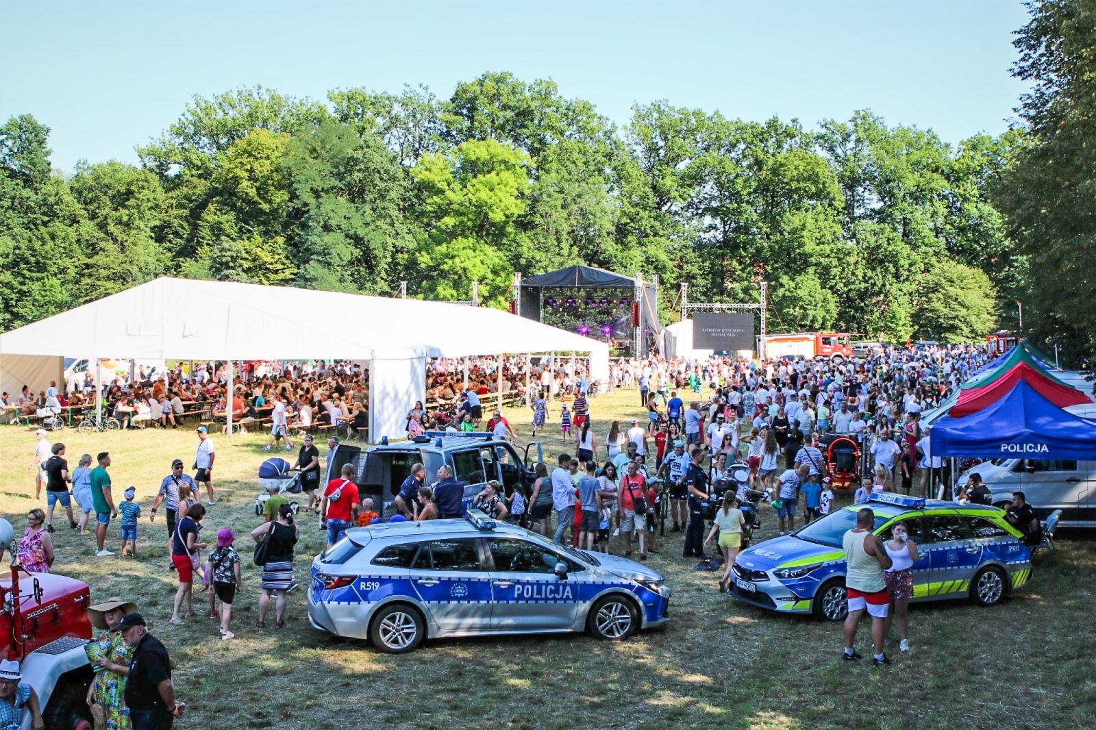 Zdjęcie w galerii na portalu naszraciborz.pl: Tłumy na pikniku mundurowych w Rudach [FOTO] wiadomości z regionu