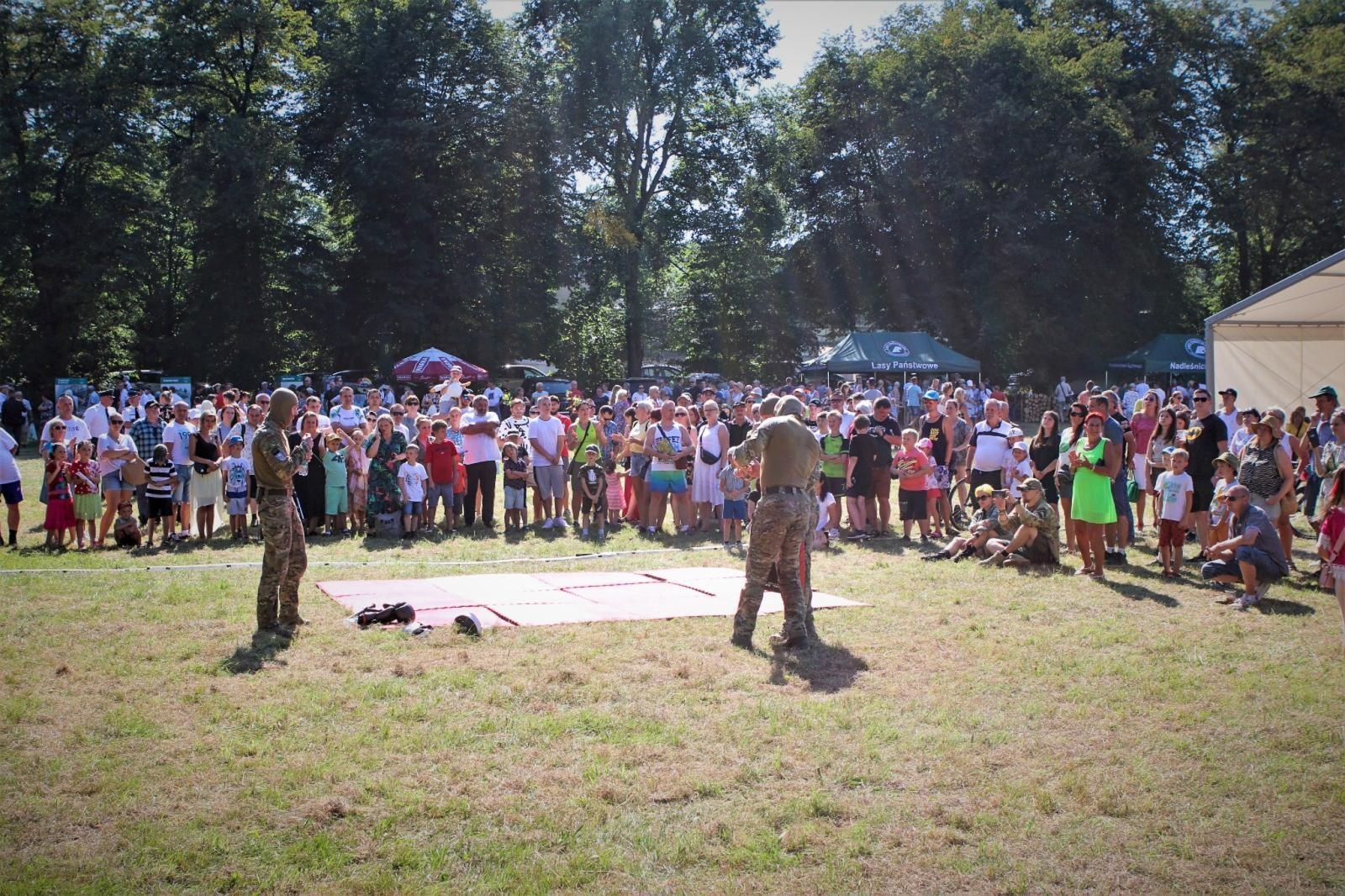 Zdjęcie w galerii na portalu naszraciborz.pl: Tłumy na pikniku mundurowych w Rudach [FOTO] wiadomości z regionu