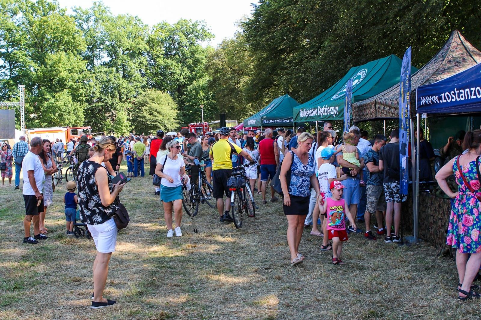 Zdjęcie w galerii na portalu naszraciborz.pl: Tłumy na pikniku mundurowych w Rudach [FOTO] wiadomości z regionu