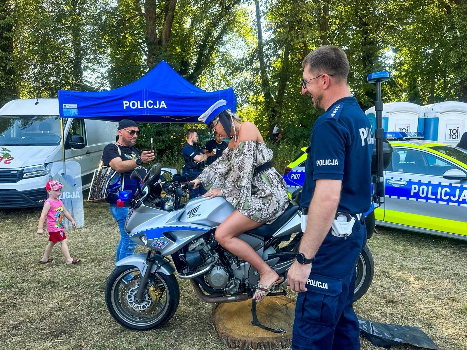 Zdjęcie w galerii na portalu naszraciborz.pl: Tłumy na pikniku mundurowych w Rudach [FOTO] wiadomości z regionu