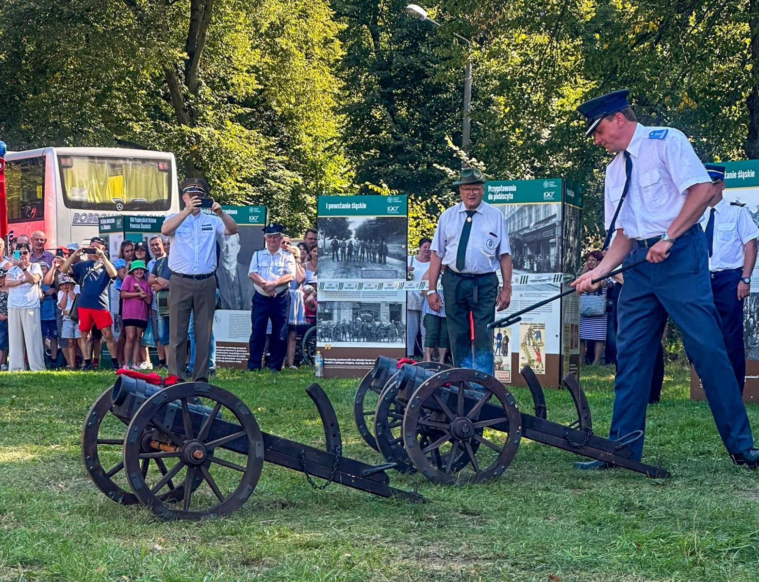 Zdjęcie w galerii na portalu naszraciborz.pl: Tłumy na pikniku mundurowych w Rudach [FOTO] wiadomości z regionu