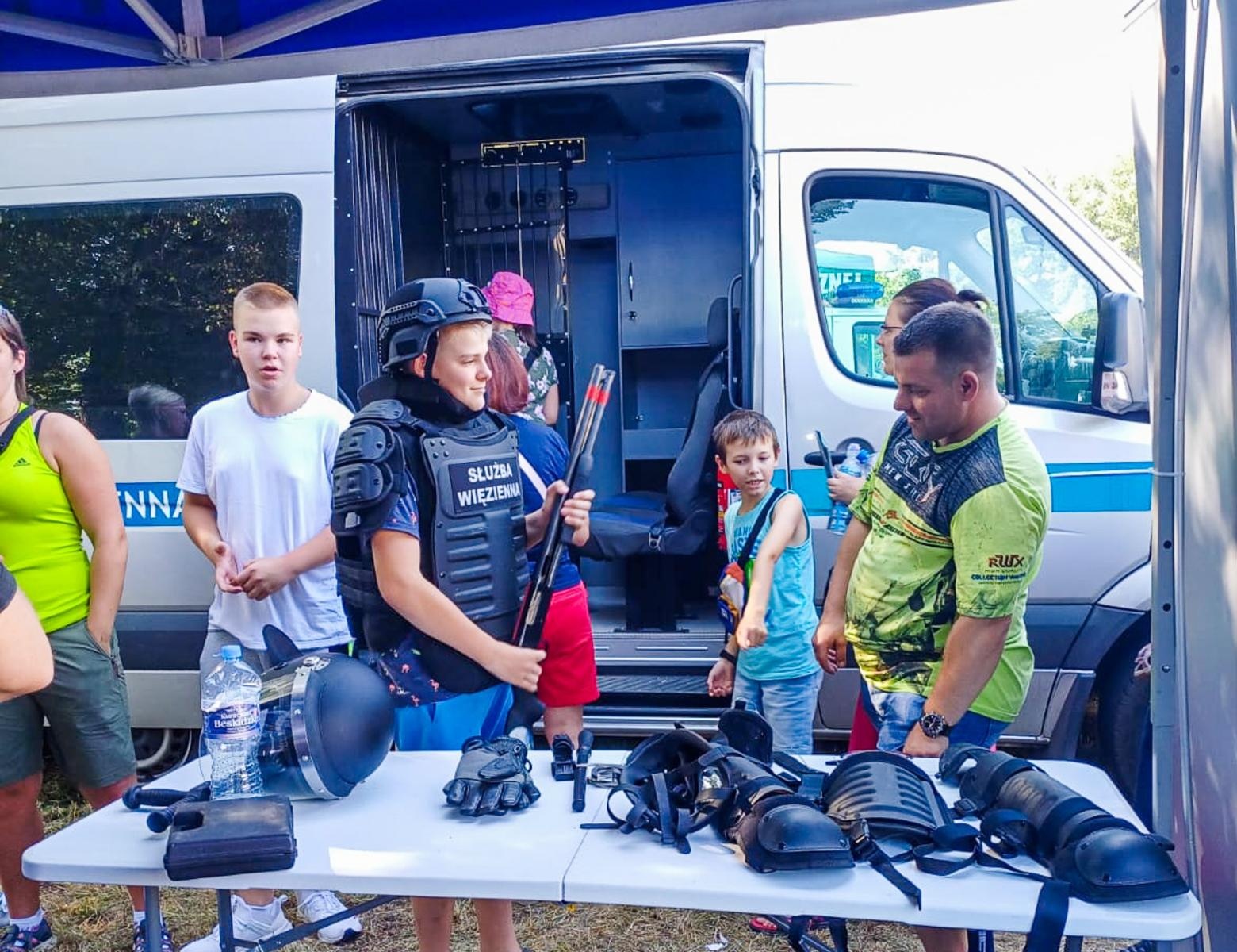 Zdjęcie w galerii na portalu naszraciborz.pl: Tłumy na pikniku mundurowych w Rudach [FOTO] wiadomości z regionu