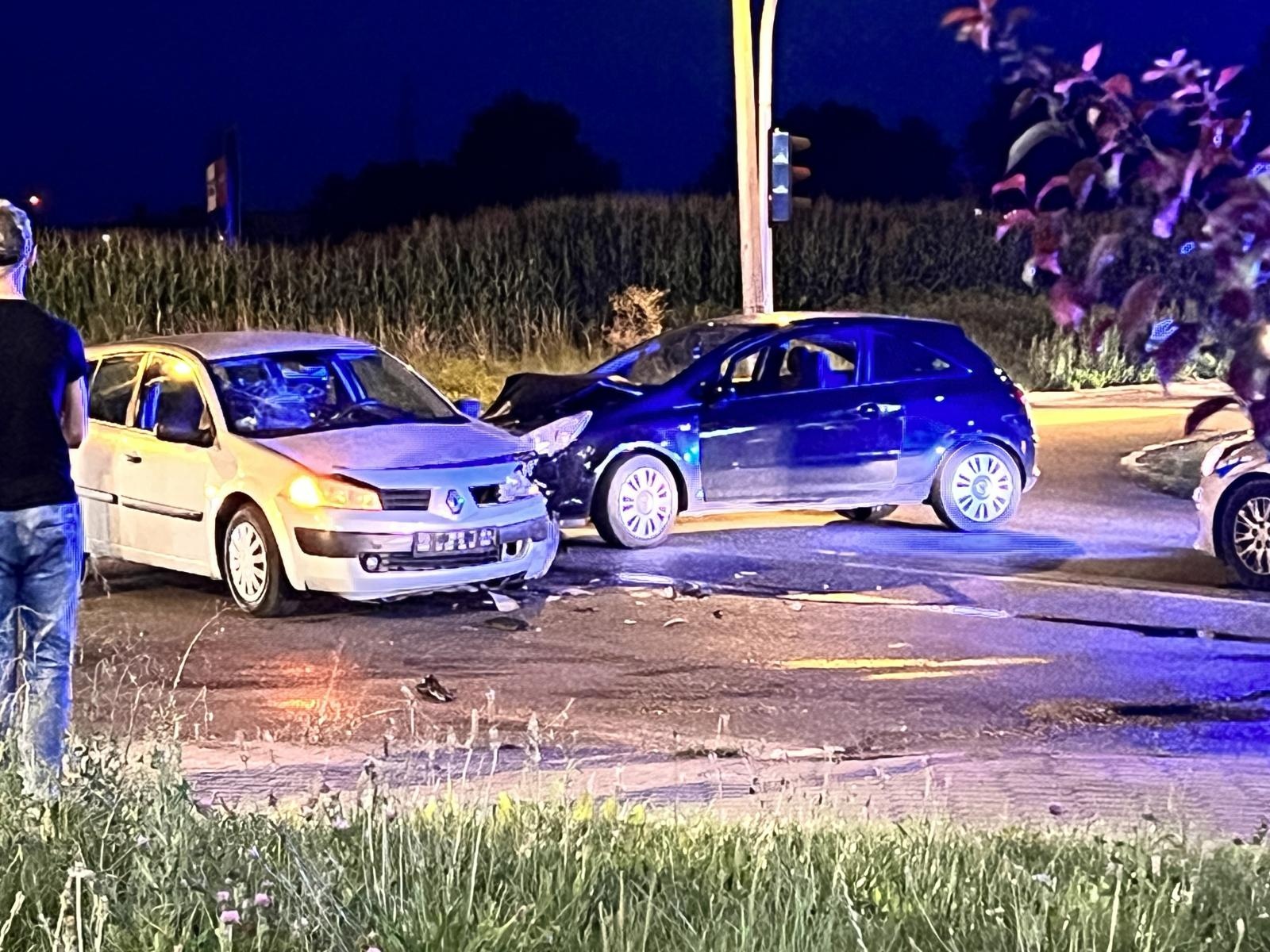 Zdjęcie w galerii na portalu naszraciborz.pl: Opel i renault zderzyły się na mycie [FOTO] wiadomości z regionu