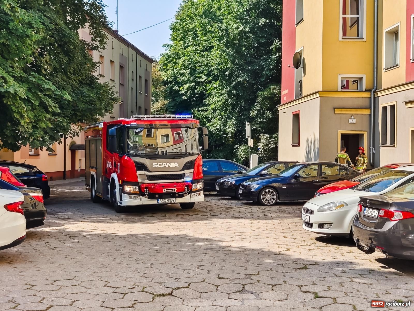 Zdjęcie w galerii na portalu naszraciborz.pl: Cztery zastępy w akcji przy Drzymały [FOTO] wiadomości z regionu