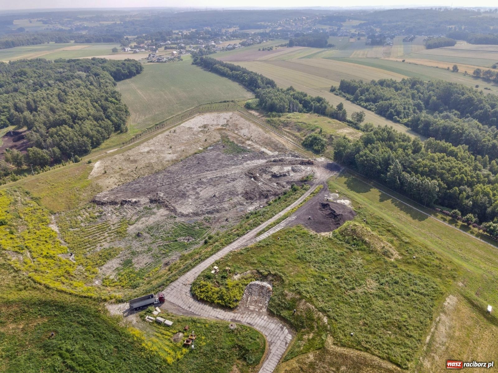 Zdjęcie w galerii na portalu naszraciborz.pl: Śmierdzący problem na Brzeziu. Mieszkańcy mówią o ciężarówkach zwożących tu odpady spoza Raciborza [FOTO i WIDEO] wiadomości z regionu