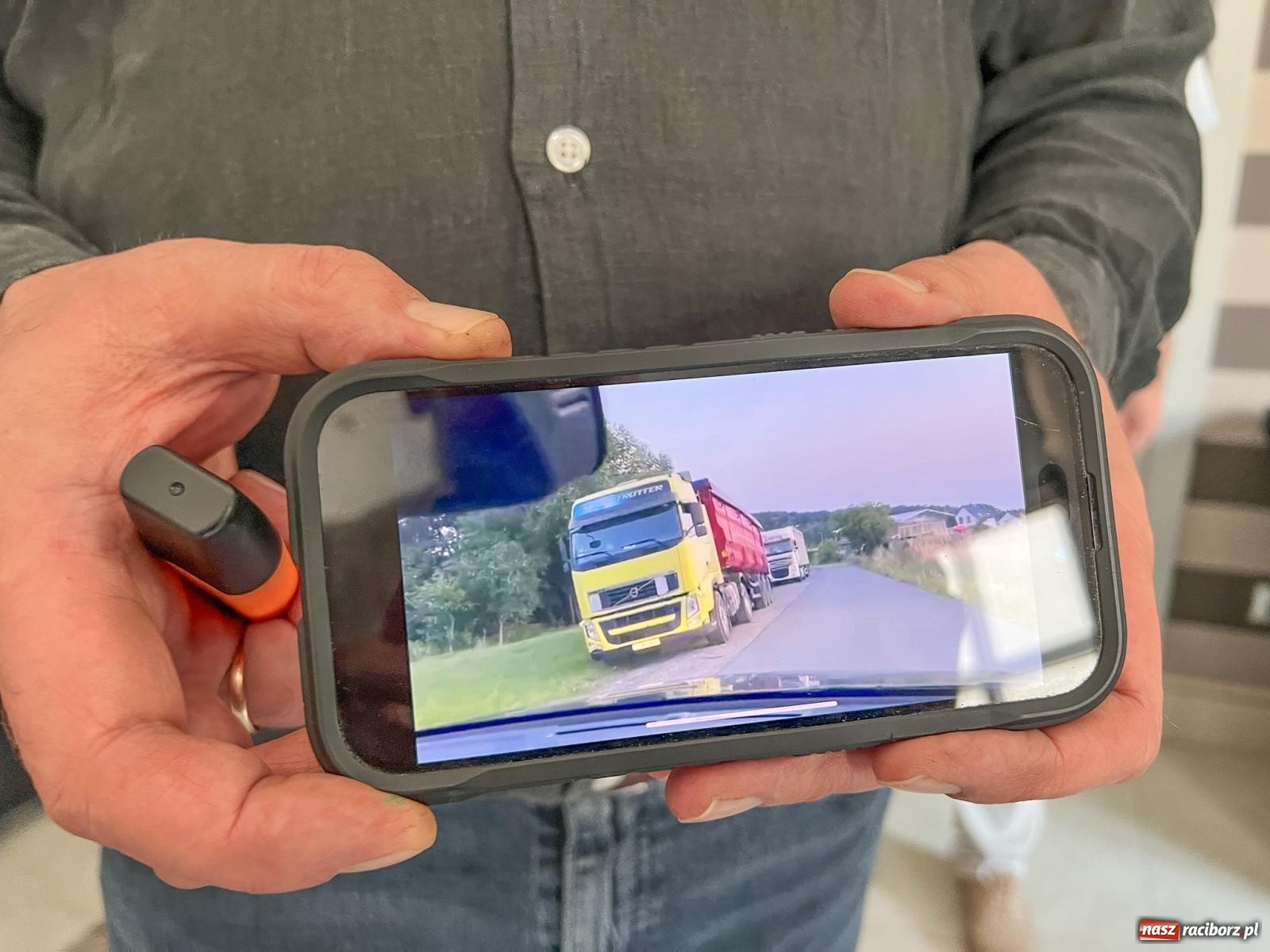 Zdjęcie w galerii na portalu naszraciborz.pl: Śmierdzący problem na Brzeziu. Mieszkańcy mówią o ciężarówkach zwożących tu odpady spoza Raciborza [FOTO i WIDEO] wiadomości z regionu