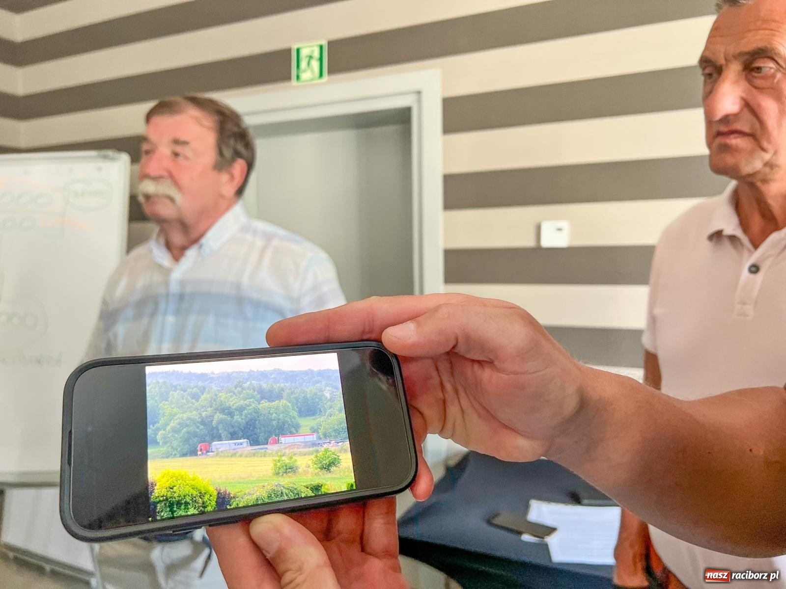 Zdjęcie w galerii na portalu naszraciborz.pl: Śmierdzący problem na Brzeziu. Mieszkańcy mówią o ciężarówkach zwożących tu odpady spoza Raciborza [FOTO i WIDEO] wiadomości z regionu